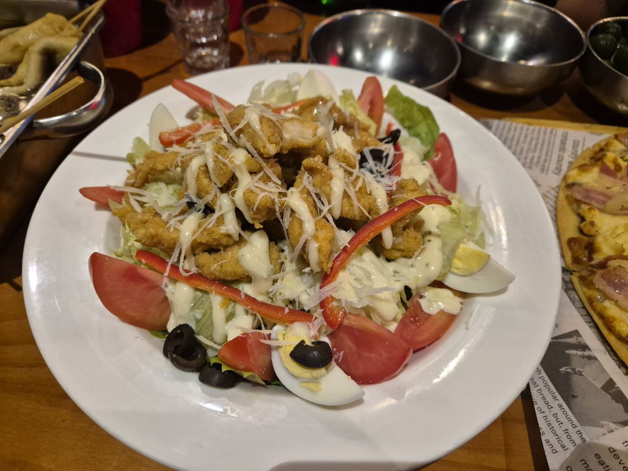 신선한 야채와 치킨 텐더가 어우러진 케이준 치킨 샐러드