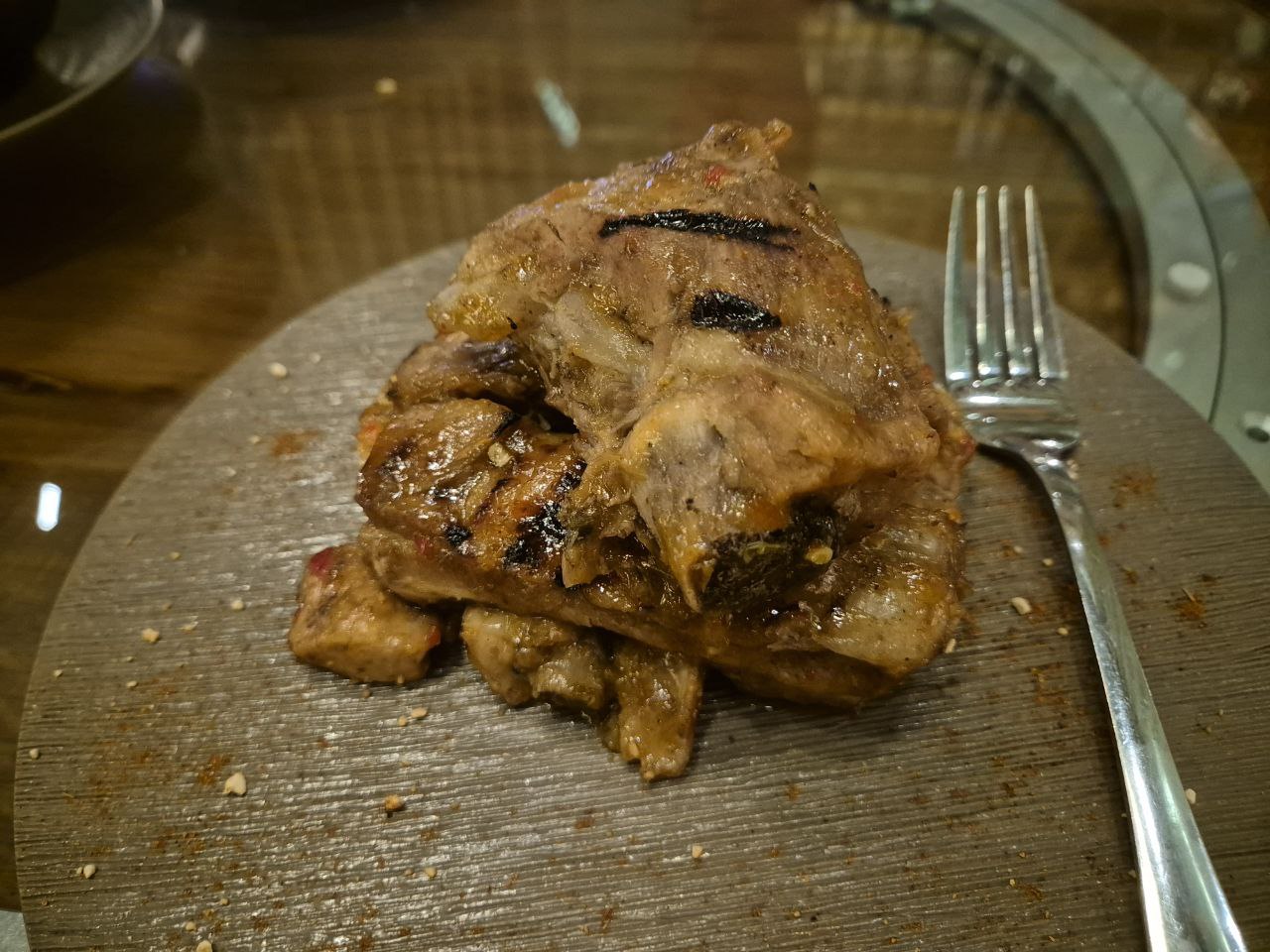 매콤한 양념이 배어있는 탱글탱글한 식감의 태국식 스페어립