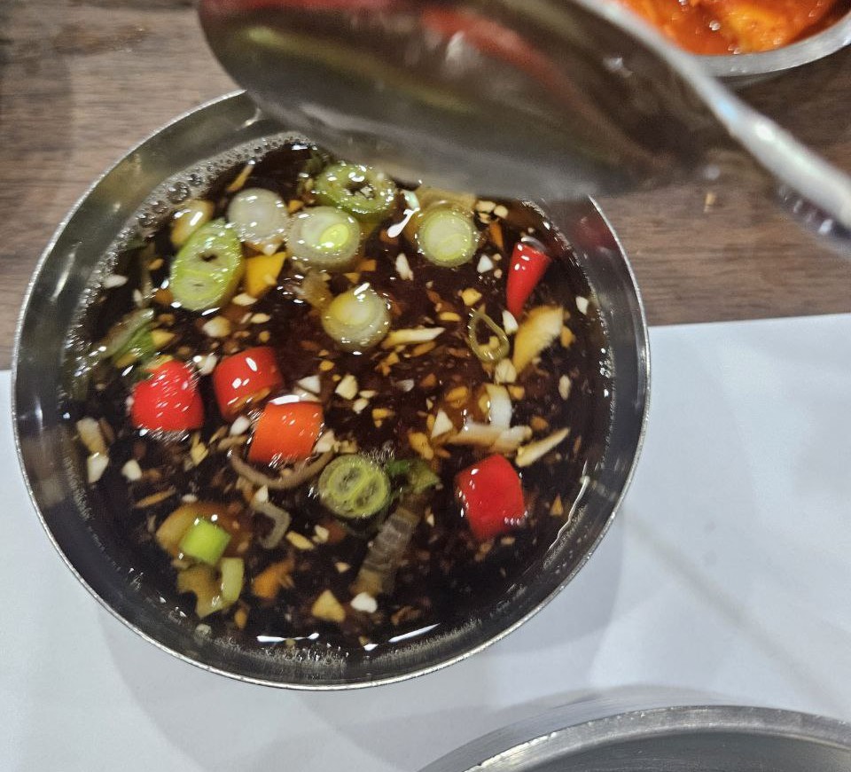 마닐라 에이전시가 칭찬하는 샤브칸의 다진 마늘과 고추가 듬뿍 들어가 고기의 느끼함을 잡아주는 특제 간장 소스입니다.
