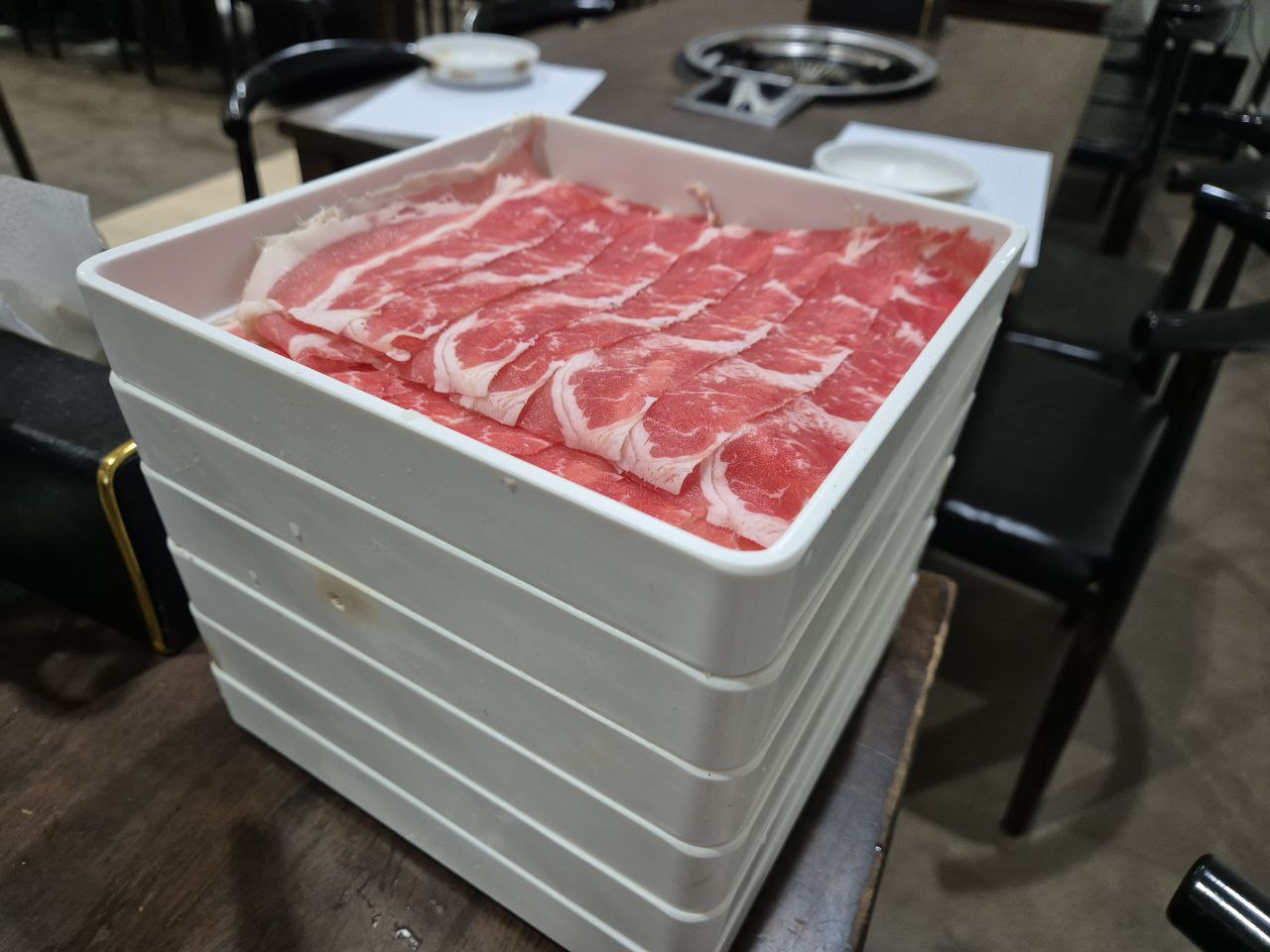 필리핀 VIP 여행 중 기력 보충하기 좋은 샤브칸의 선홍빛 빛깔이 돋보이는 고퀄리티 무한리필 소고기 세팅입니다.