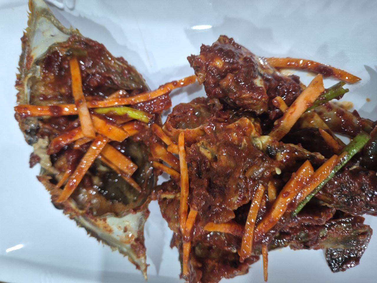 매콤달콤한 특제 양념이 입맛을 돋우는 갯마을식당 양념게장