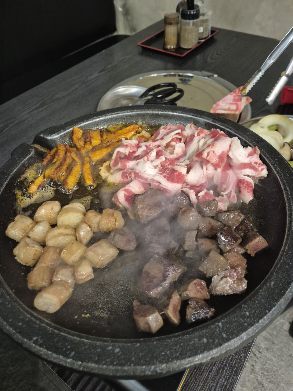 메인 메뉴 주문 시 서비스로 제공되는 차돌 우삼겹과 염통 구이