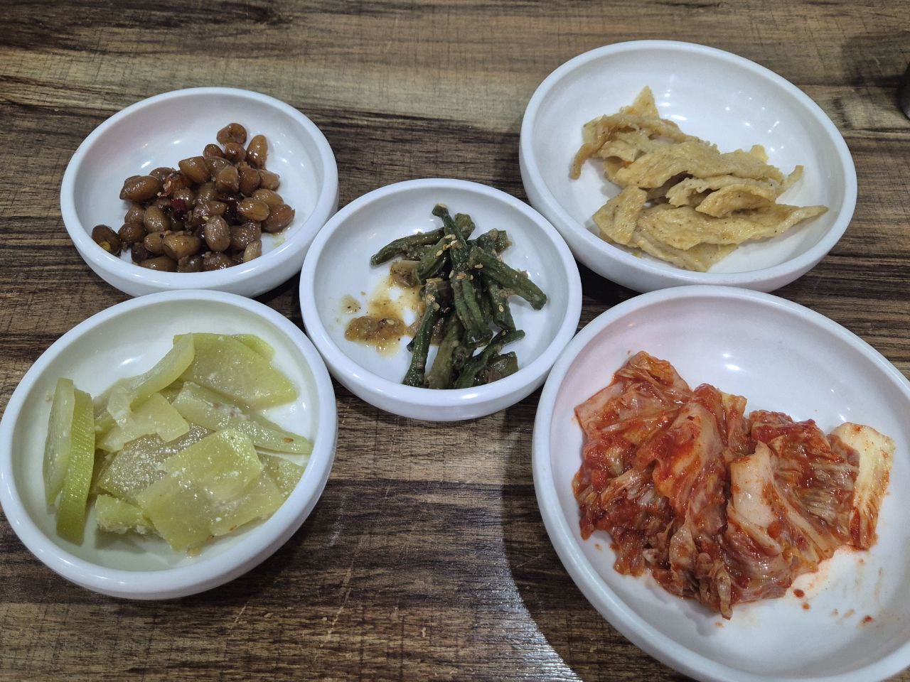 정갈하고 깔끔하게 제공되는 갯마을식당의 기본 밑반찬 5종