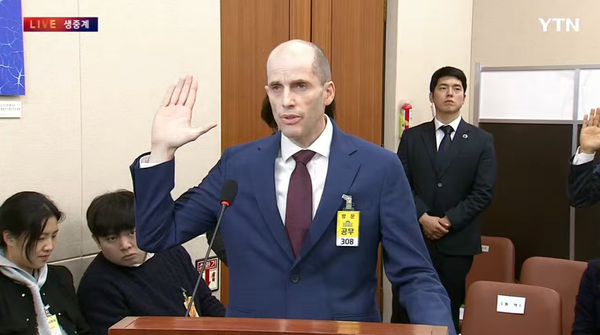 해롤드 로저스 쿠팡 대표이사가 30일 국회에서 열린 쿠팡 침해사고 및 개인정보 유출, 불공정 거래, 노동환경 실태 파악과 재발 방지 대책 마련을 위한 청문회에 참석해 증인선서를 하고 있다. [사진출처=YTN 라이브 유튜브 캡쳐]