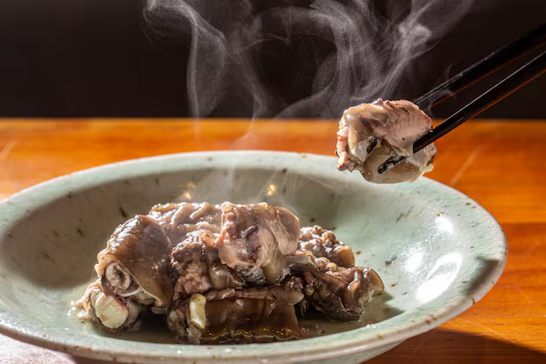 흔히 양념 발라 구워 먹는 먹장어(곰장어)를 신 작가는 아무 간 하지 않고 쪄서 먹기를 즐긴다./이신영 영상미디어 기자