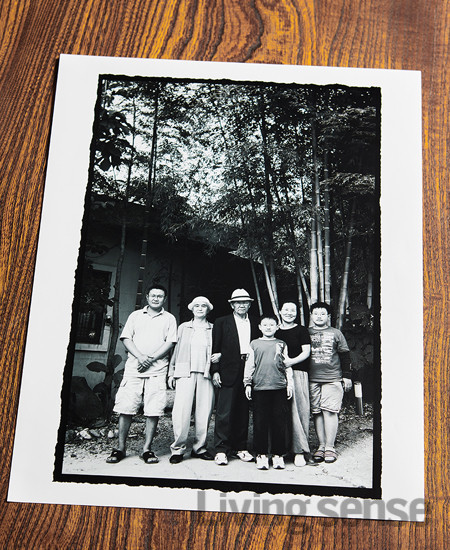 도예가이자 부친 신정희 작가와 함께 찍은 가족 사진. 현재 신경균 작가 밑에서 도자를 배우고 있는 20대 아들까지 총 3대가 도자를 빚고 있는 도자 가족이다.
