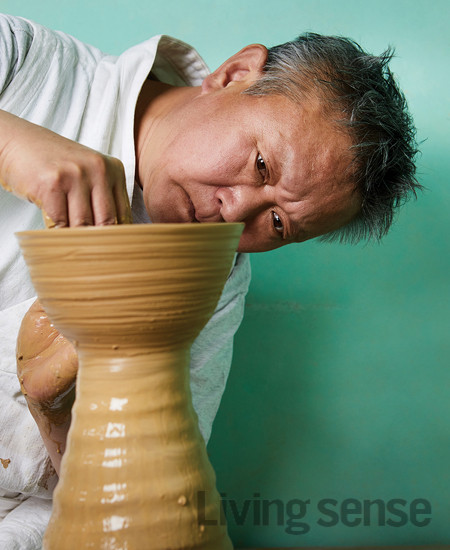 고도의 집중력과 힘을 요하는 작업이다.
