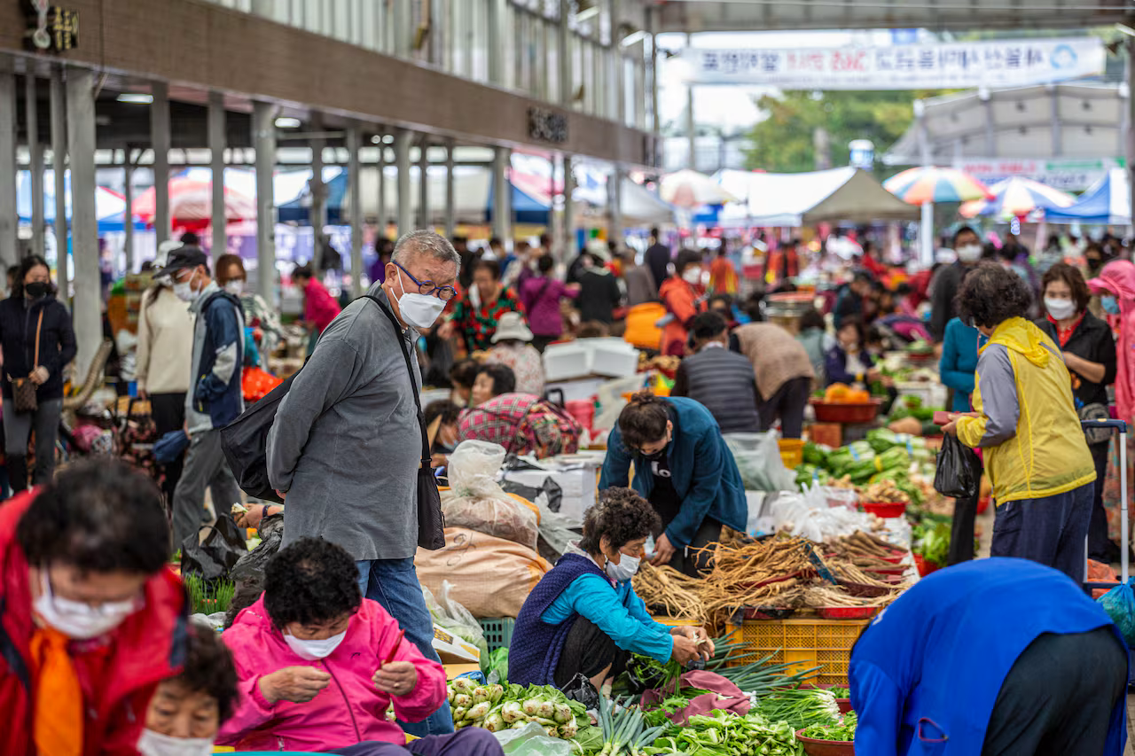도예가 신경균씨가 물건들을 빠르게 훑으며 남창시장을 돌았다. 직접 키운 채소와 산에서 캔 버섯을 들고 나온 할머니들이 신 작가를 알아보고 반갑게 인사했다. 신 작가는 “장날마다 나오니까 식당 사장인 줄 안다”며 웃었다./이신영 영상미디어 기자