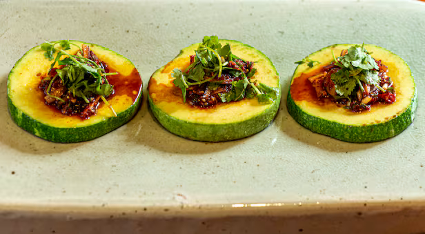 신경균 아내 임계화씨가 두툼하게 썬 조선호박을 앞뒤로 지져 양념장을 올렸다. 부부는 이걸 ‘호박 스테이크’라고 부른다./이신영 영상미디어 기자