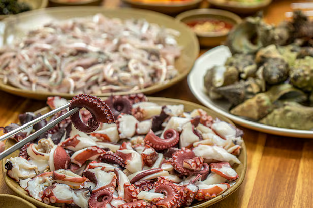 신 작가 부부의 남창시장 단골집 ‘남창식당’은 국밥집이지만 약간의 비용을 지불하면 손님이 시장에서 사온 생선이나 해산물을 회·찜·탕 등으로 요리해준다./이신영 영상미디어 기자