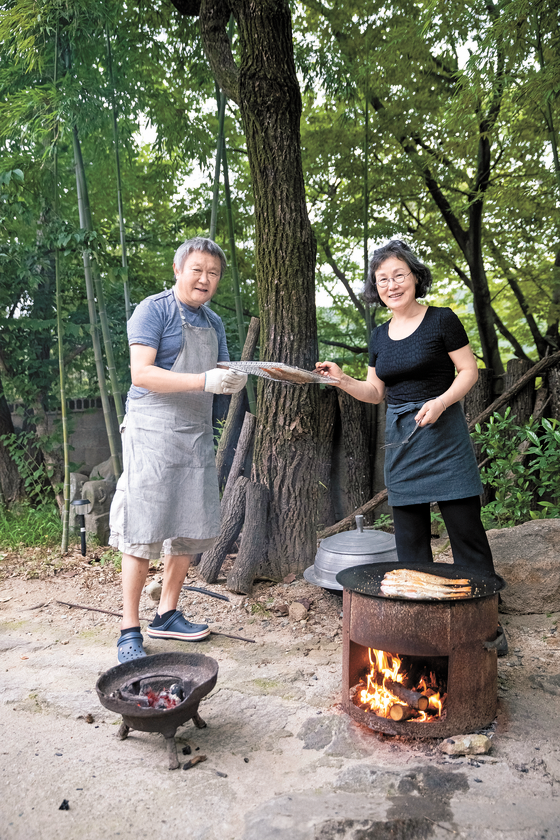 도자기 굽는 신경균씨(왼쪽)와 동갑내기 아내 임계화씨가 준비한 가을 제철 요리가 장작불 위 가마솥 뚜껑에서, 화로 위 석쇠에서 맛있게 익고 있다. 박종근 기자