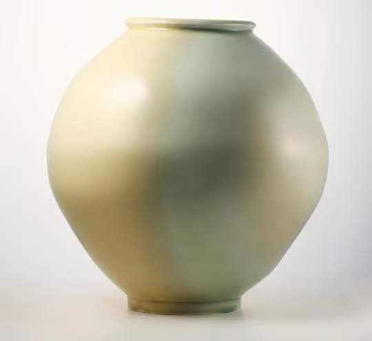 신경균 개인전‘서울에 뜬 달’에 출품된 백자 달항아리‘월하미인’.