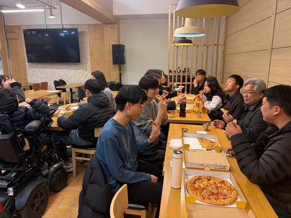 매주 금요일 저녁마다 청년들과 간식을 나누며 대화를 나눈다. 손의석 목사 제공