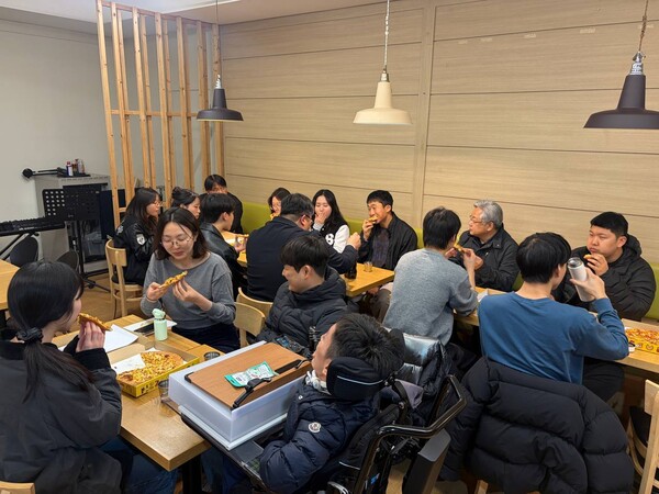 매주 금요일 저녁마다 청년들과 간식을 나누며 대화를 나눈다. 손의석 목사 제공