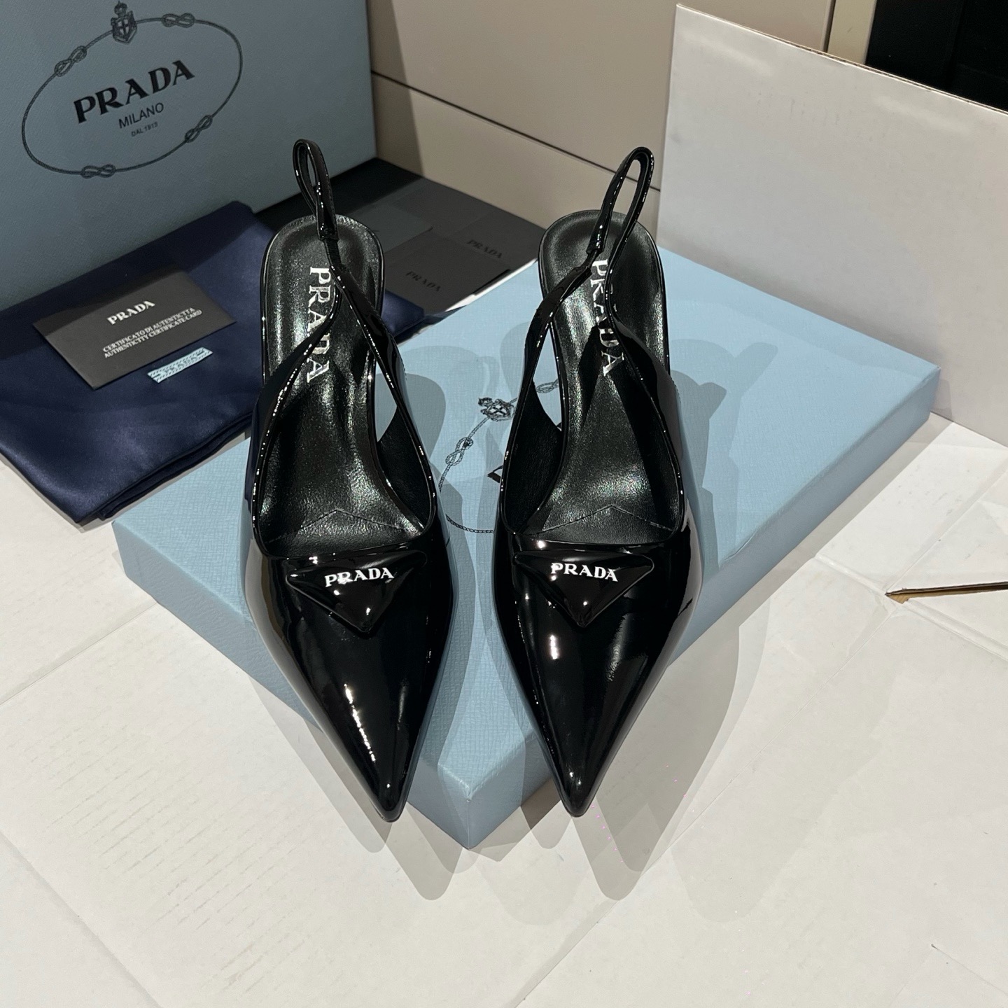 프라다 스웨이드 슬링백 굽 7.5cm (유광)