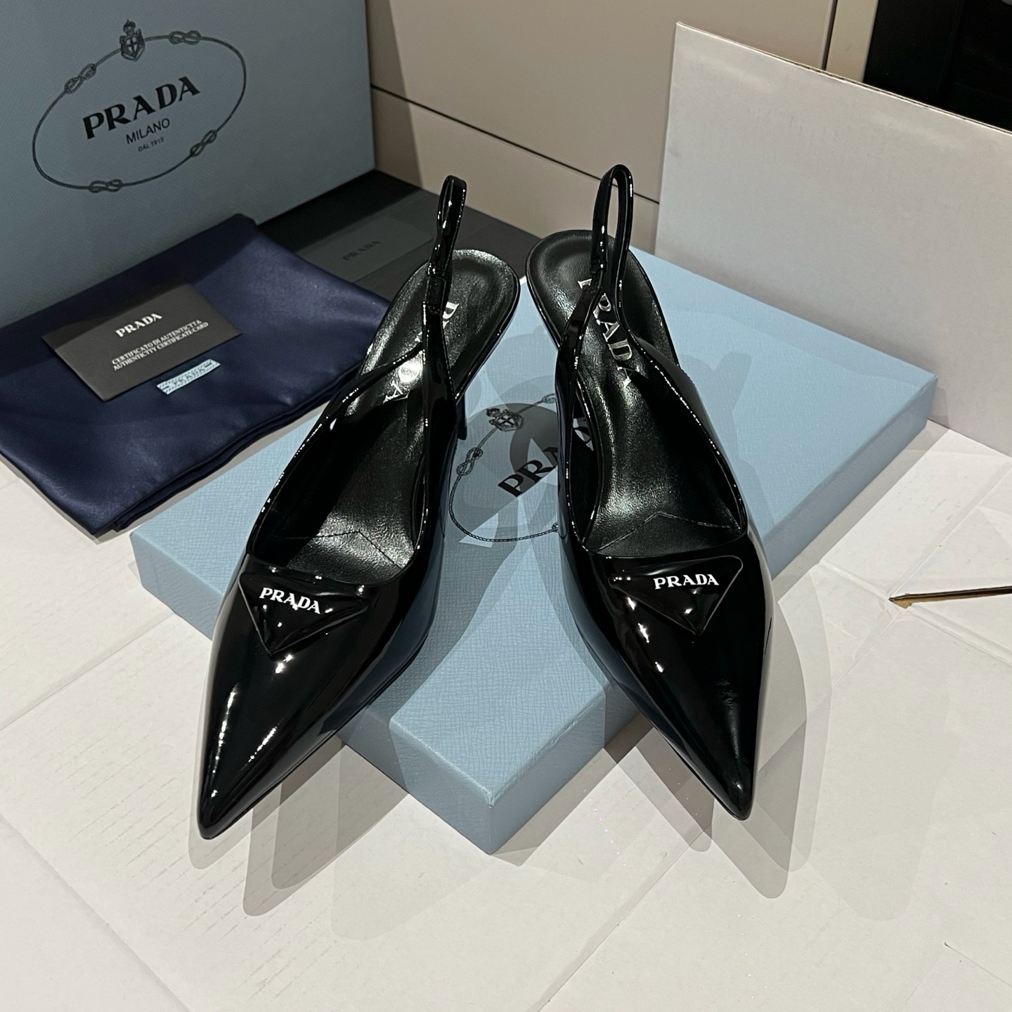 프라다 스웨이드 슬링백 굽 7.5cm (유광)