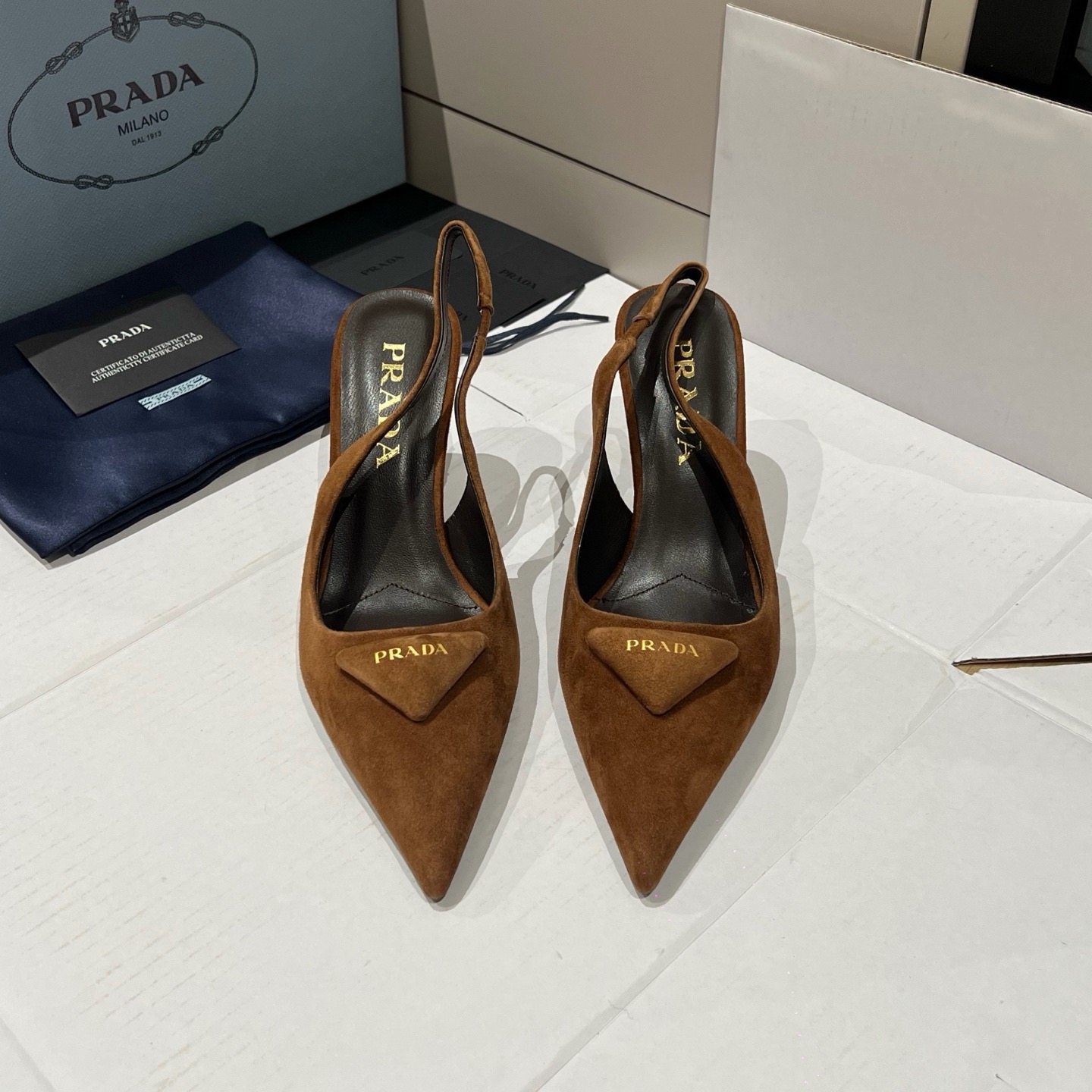 프라다 스웨이드 슬링백 굽 7.5cm