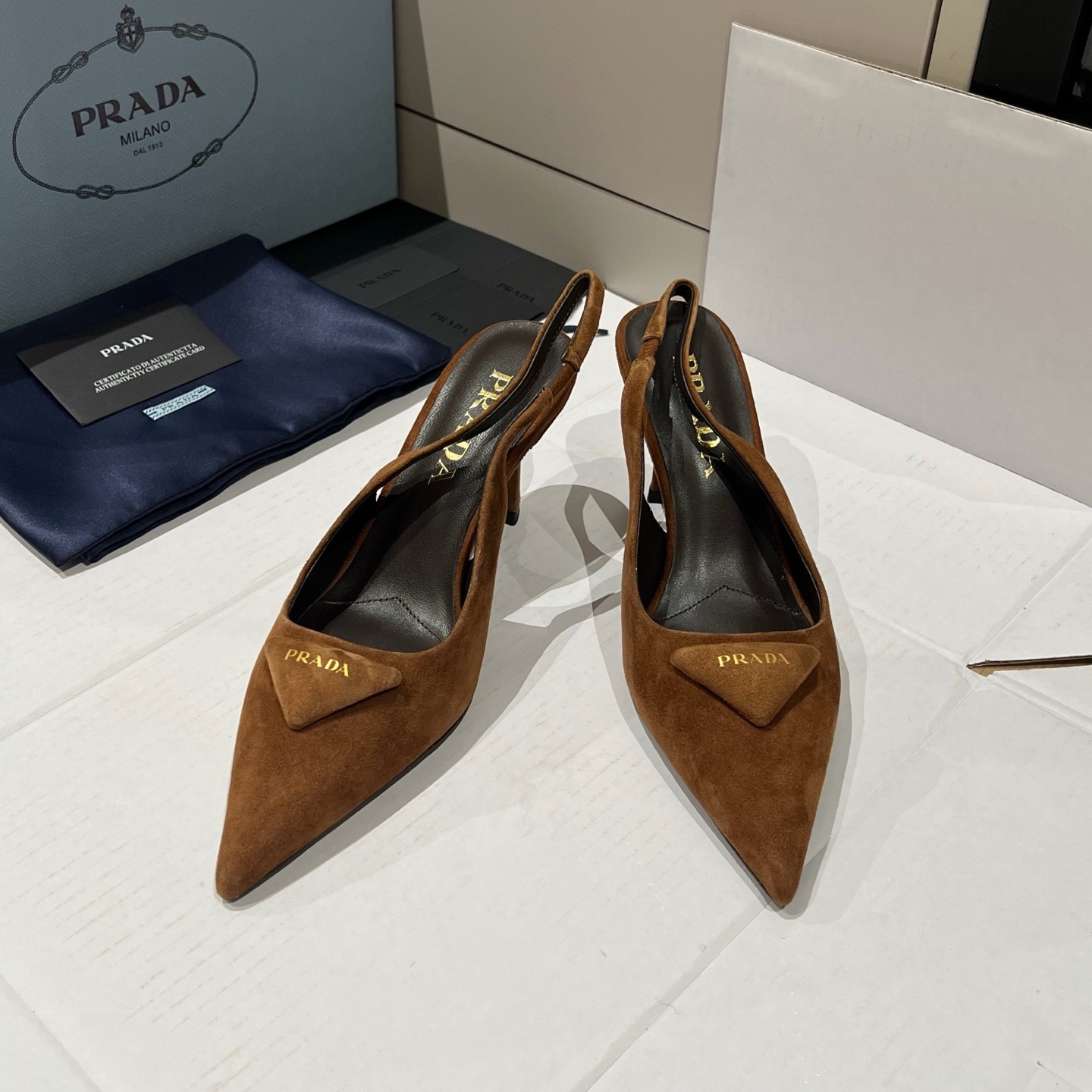 프라다 스웨이드 슬링백 굽 7.5cm
