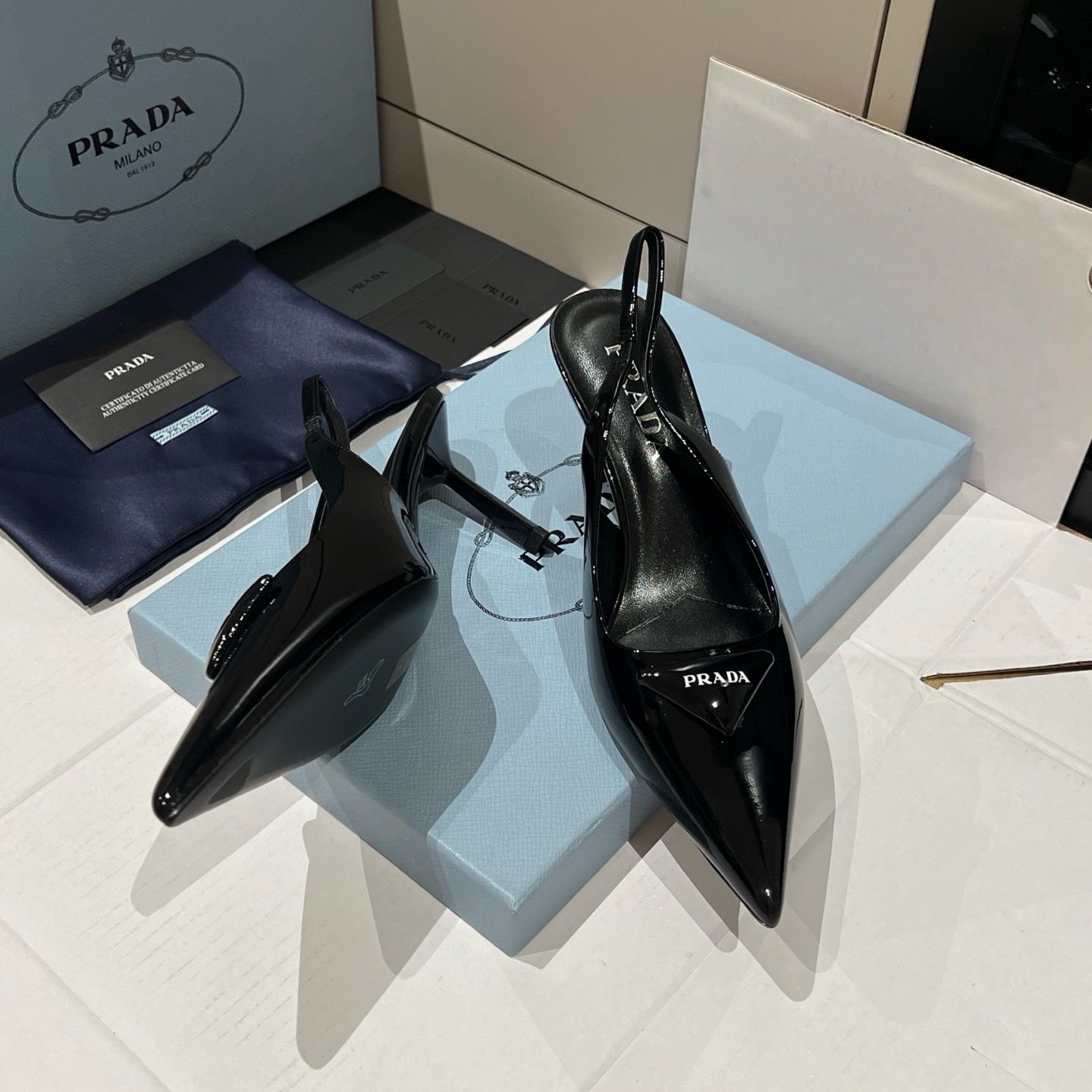 프라다 스웨이드 슬링백 굽 7.5cm (유광)