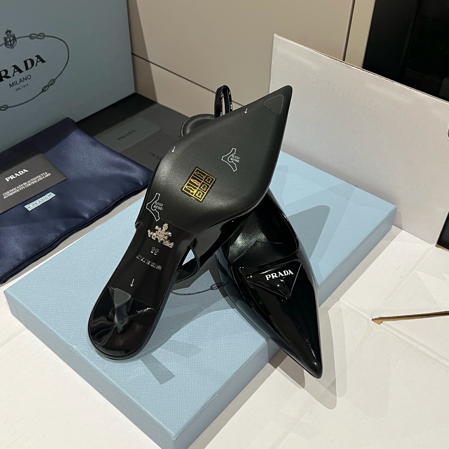 프라다 스웨이드 슬링백 굽 7.5cm (유광)