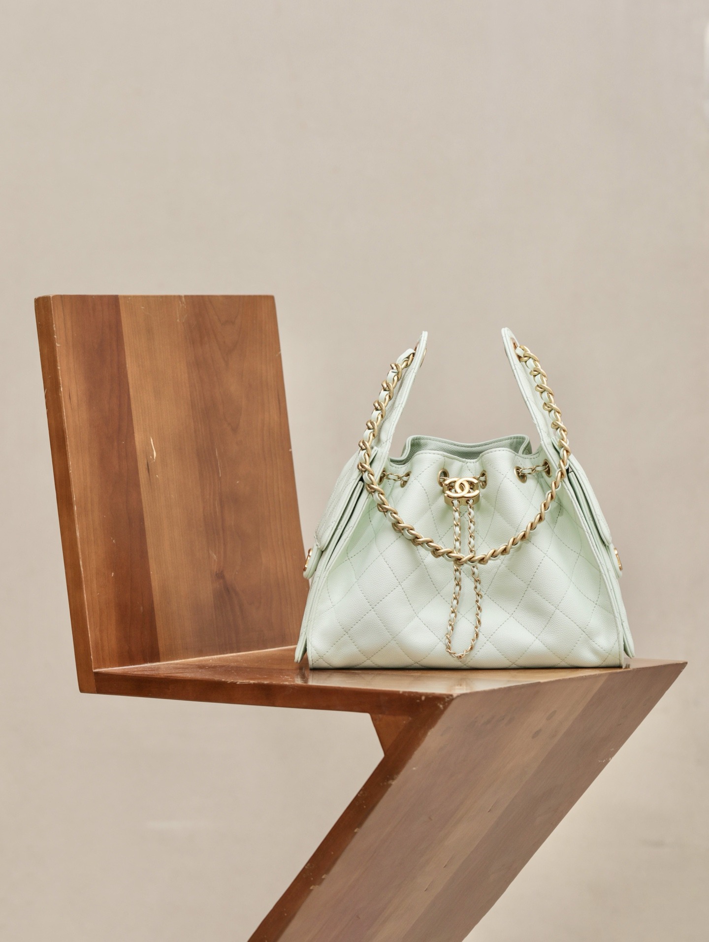 샤넬 25 스몰 핸드백 그레인드 카프스킨 & 골드 메탈 라이트 그린