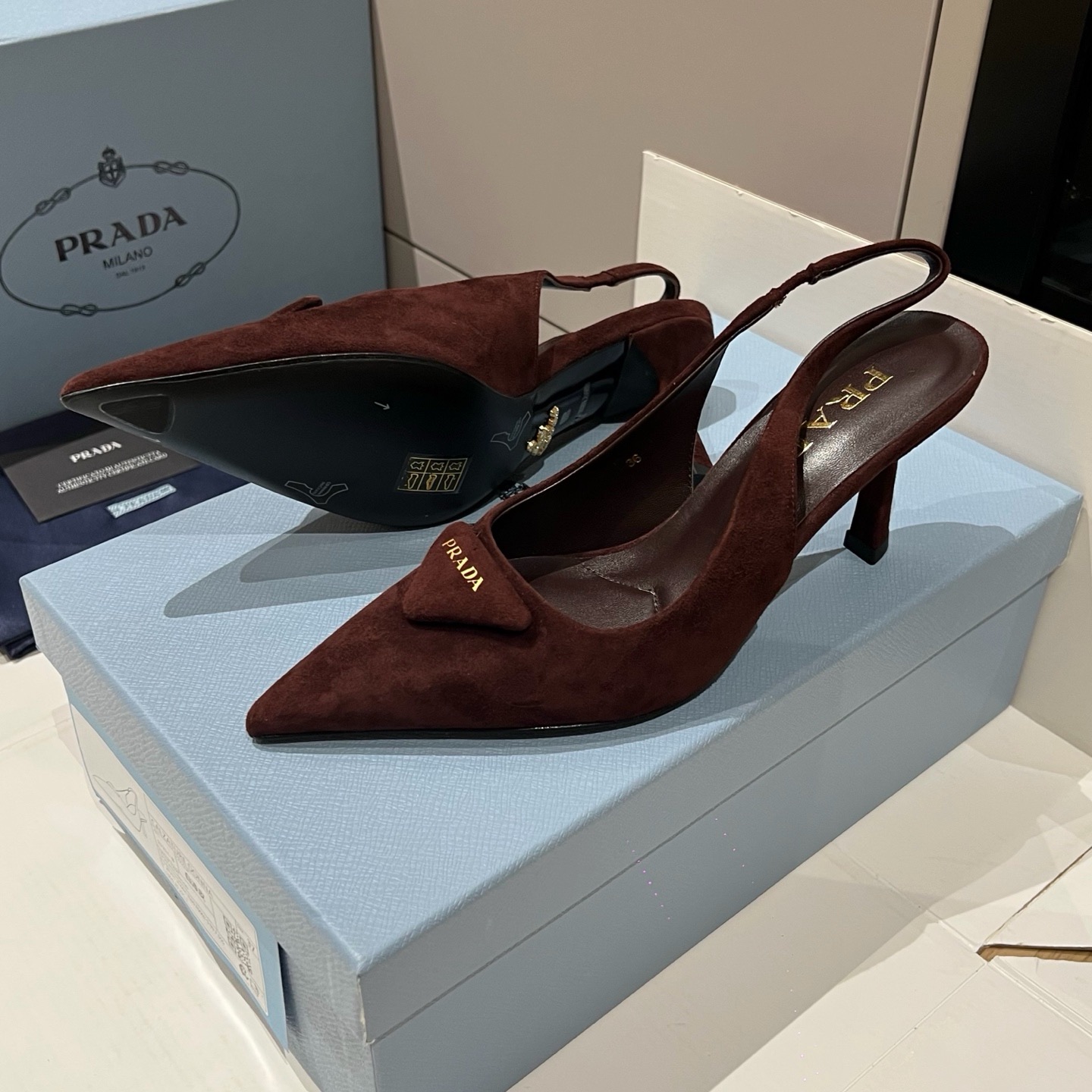 프라다 스웨이드 슬링백 굽 7.5cm