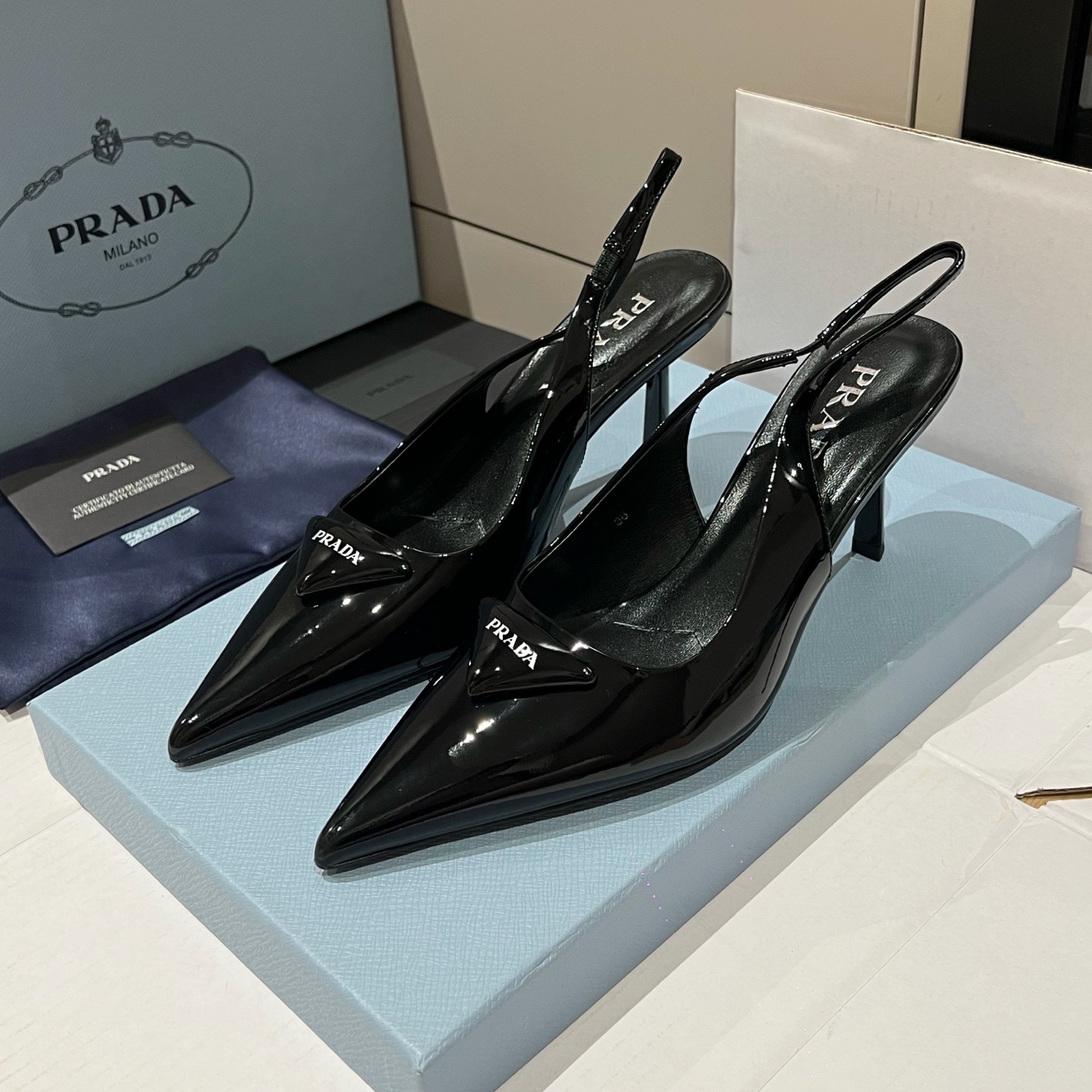 프라다 스웨이드 슬링백 굽 7.5cm (유광)