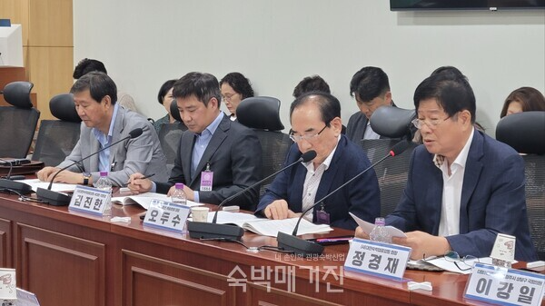 왼쪽부터 김진우 사무총장, 김진한 서대문구지회장, 오두수 부회장, 정경재 중앙회장(사진=숙박매거진)