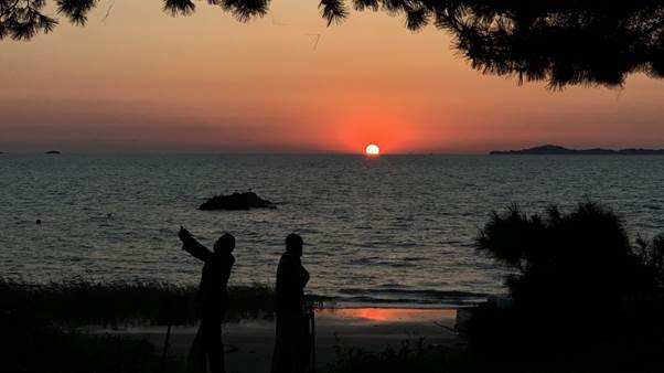야외, 물, 하늘, 나무이(가) 표시된 사진

AI 생성 콘텐츠는 정확하지 않을 수 있습니다.