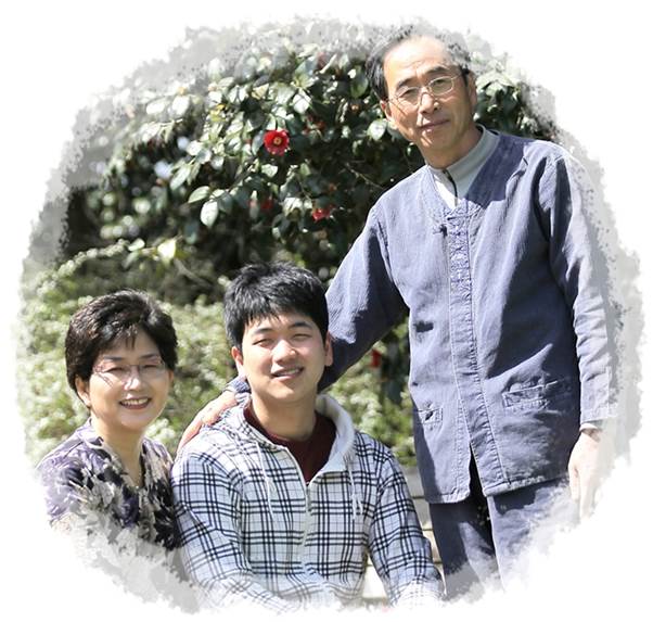 사람, 셔츠, 인간의 얼굴, 의류이(가) 표시된 사진

AI 생성 콘텐츠는 정확하지 않을 수 있습니다.