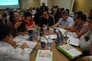 설명: participants discussing issues of waste management