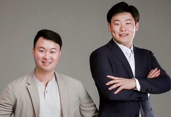 교통사고로 부터 고객의 생명을 보호 하겠다는 (주)두리안 컴퍼니 박완선(우) 최다현(좌) 대표