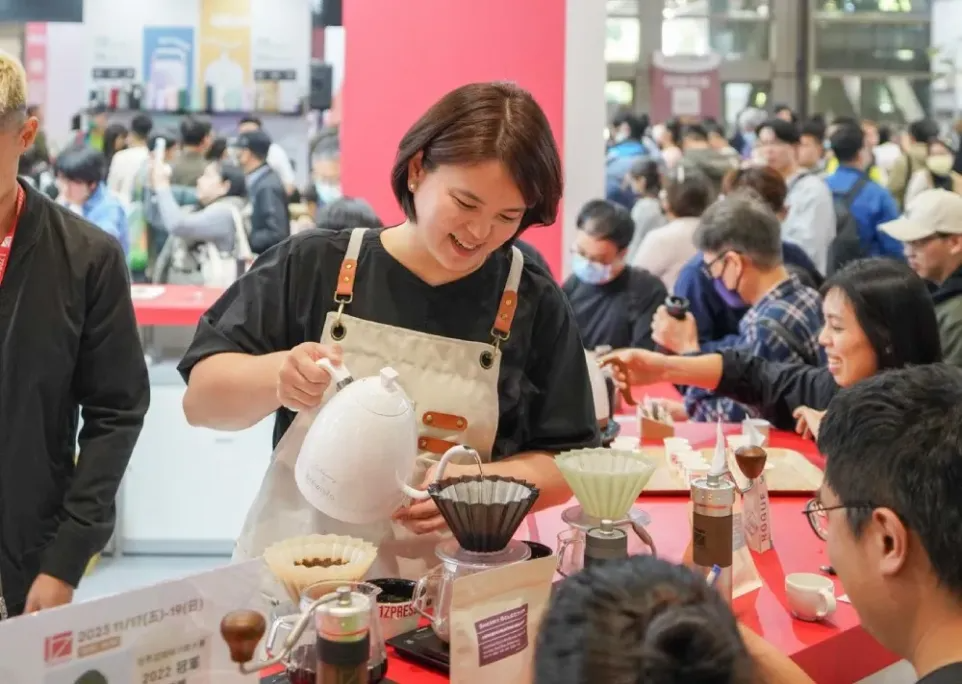 2022 World Brewers Cup Champion Sherry Hsu brews coffee at an event.