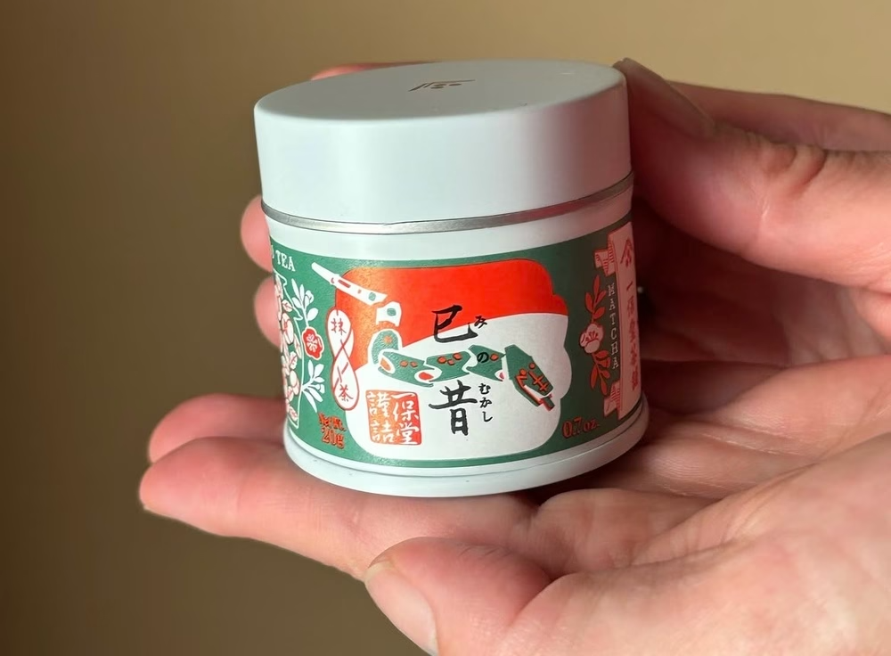 꽃 모양으로 장식된 마차 깡통을 쥔 손을 클로즈업으로 찍은 사진입니다.