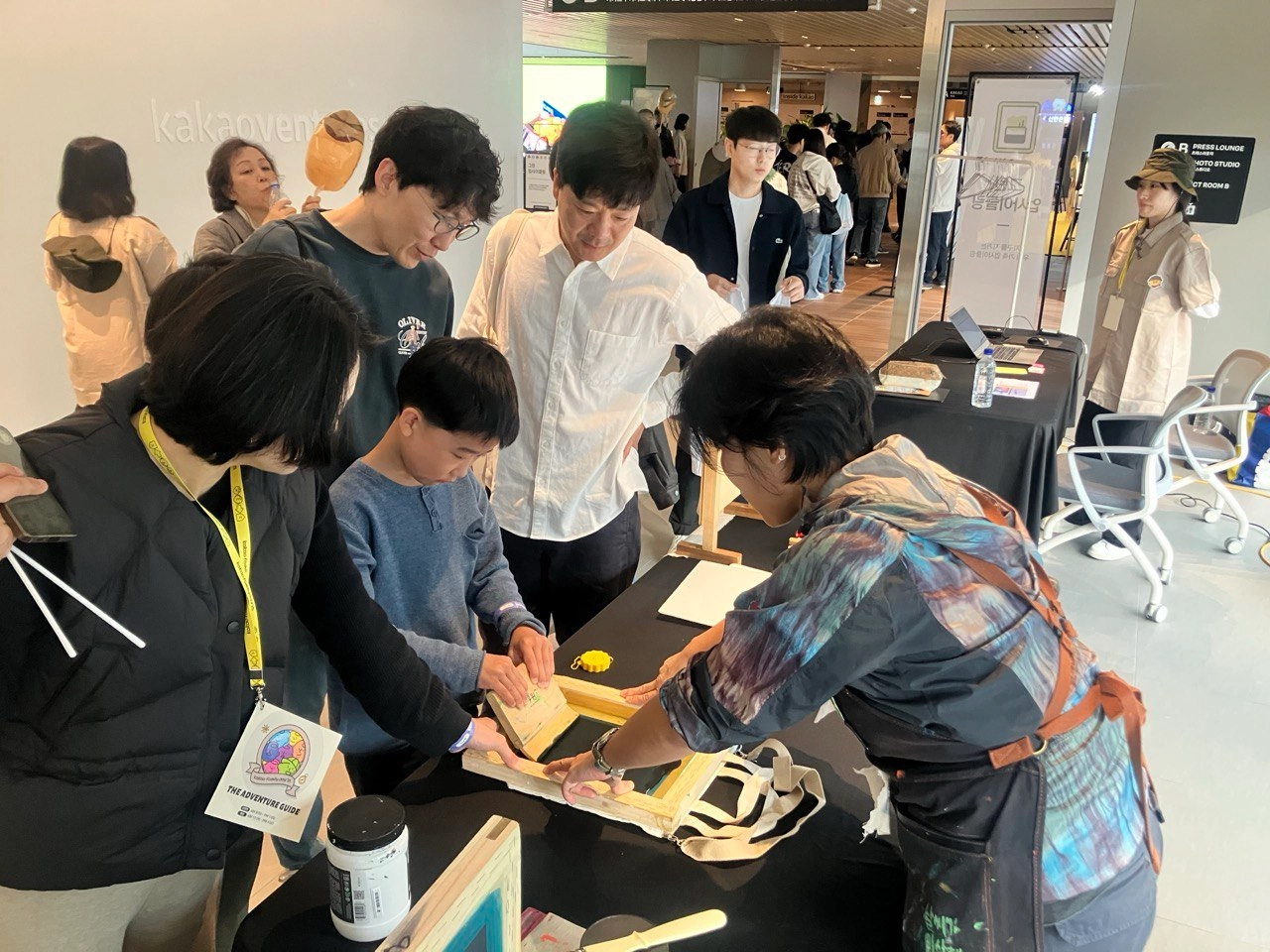 환경 메시지를 담은 굿즈를 만드는 실크스크린 체험