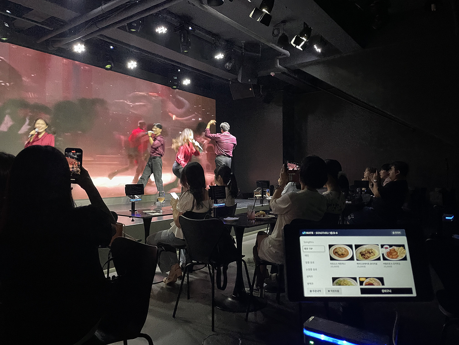 송스루 청담점 공연 모습과 메이트 태블릿오더
