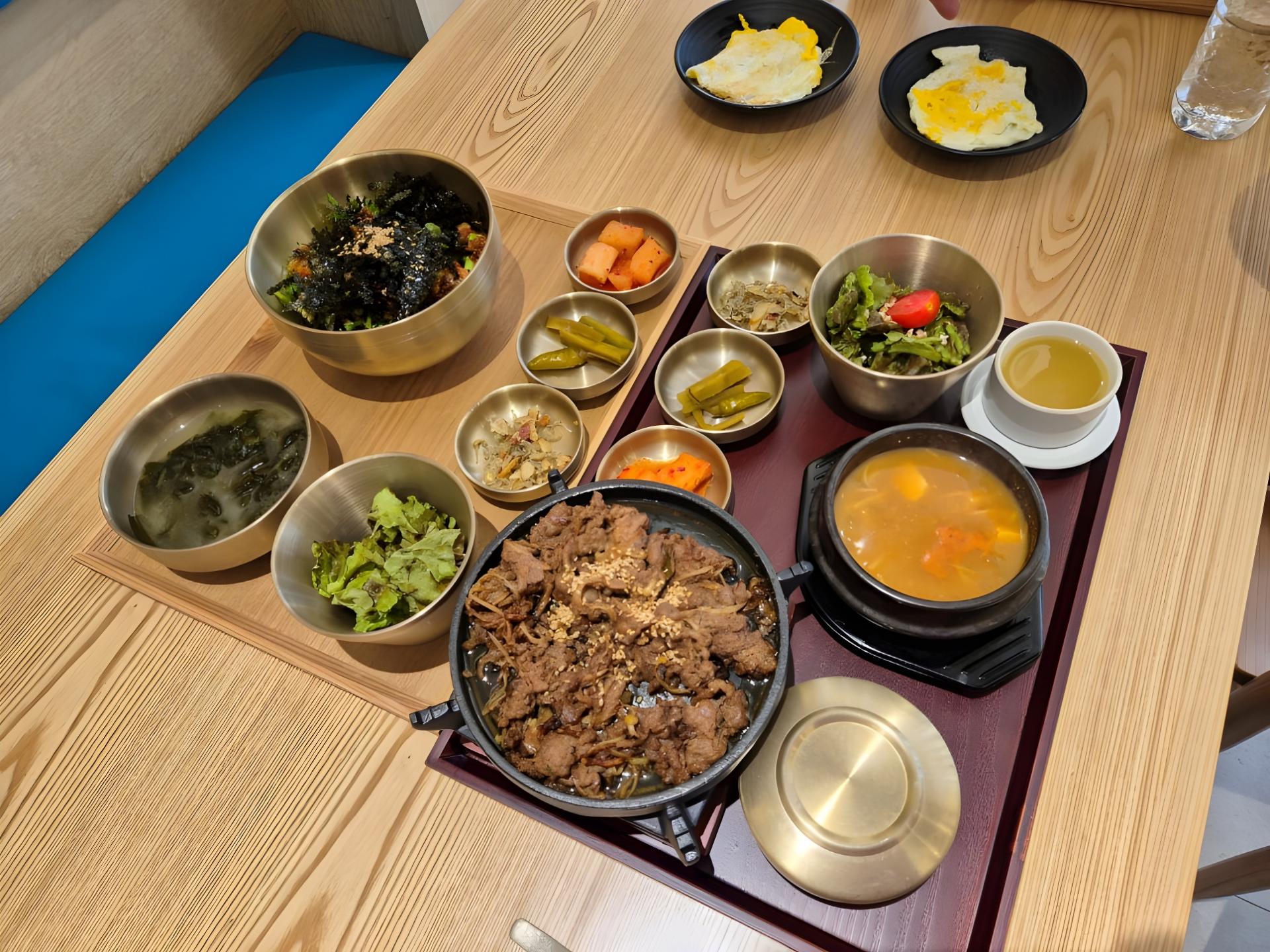 카페동이_대표_메뉴_한상차림과_메이트_태블릿_테이블오더가_설치된_테이블_upscaled.jpg