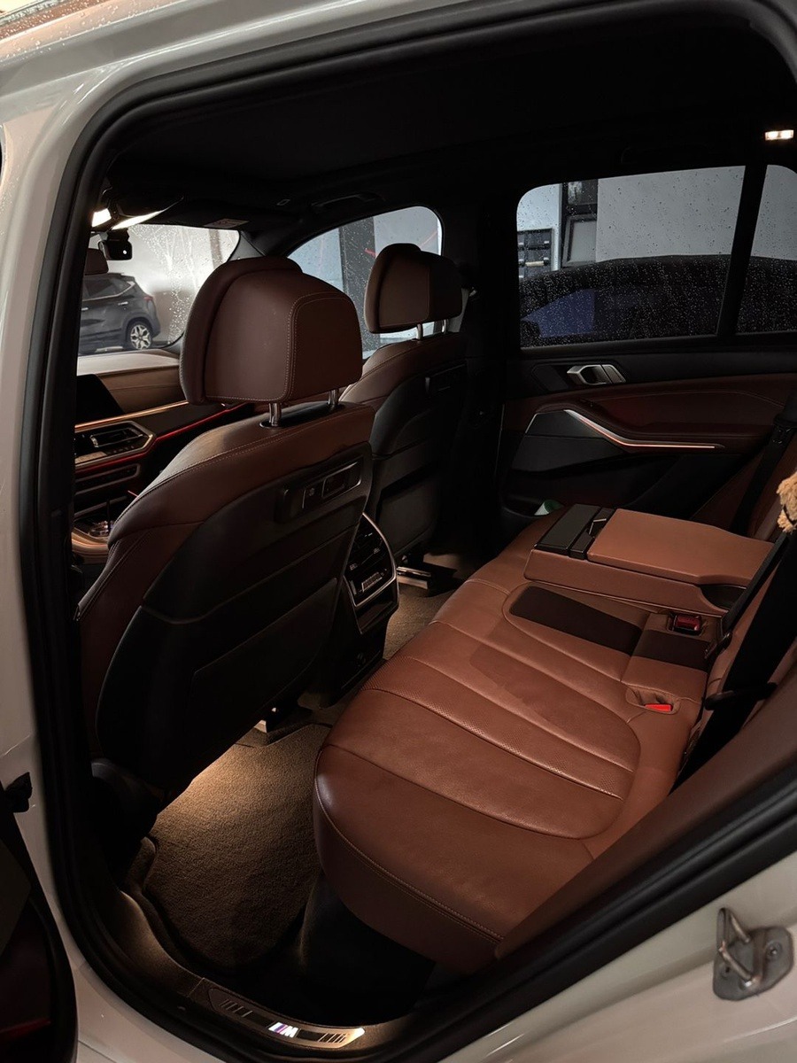 중고차 BMW X5 뒷좌석과 M 스커프 플레이트 - 국민마이카