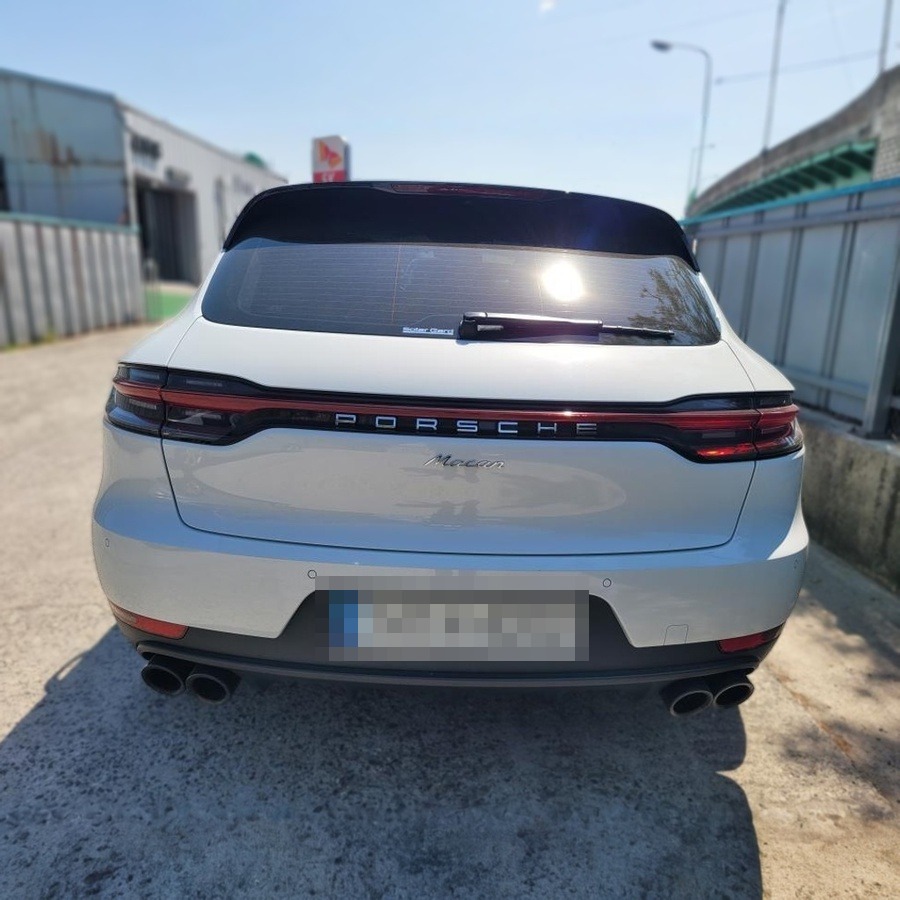 중고차 포르쉐 마칸 후면 PORSCHE 레터링과 듀얼 배기 - 국민마이카