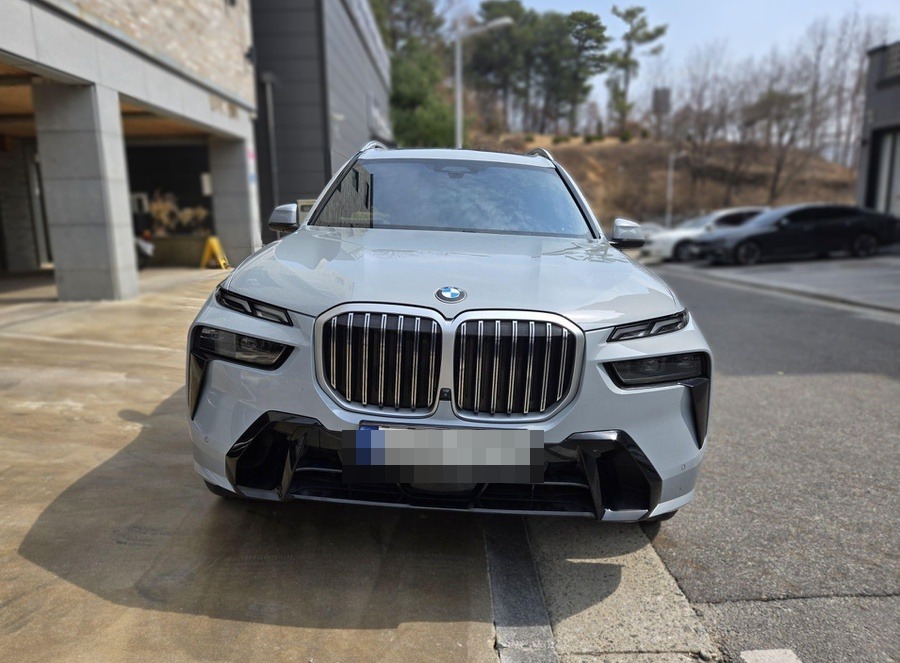 중고차 BMW X7 40d M 스포츠 브루클린 그레이 앞모습 - 국민마이카