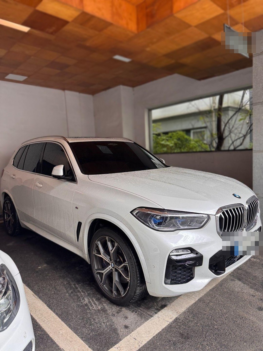 중고차 BMW X5 45e M 스포츠 미네랄 화이트 앞모습 - 국민마이카