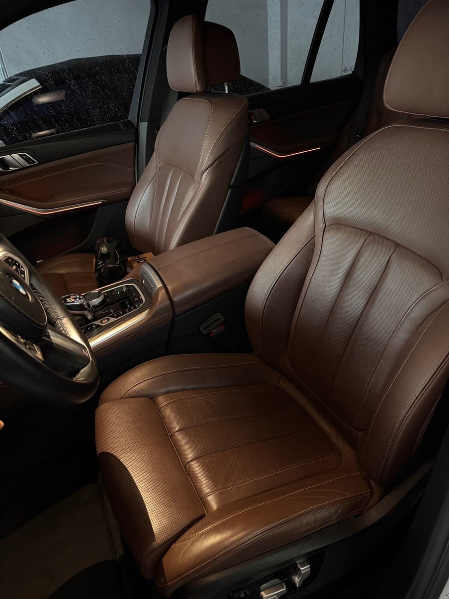 중고차 BMW X5 운전석 모카 브라운 가죽과 크리스탈 기어노브 - 국민마이카