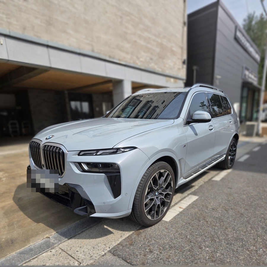 중고차 BMW X7 정면 키드니 그릴과 M 스포츠 범퍼 - 국민마이카