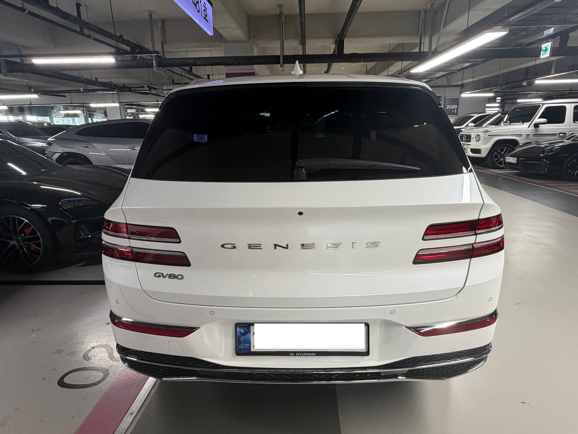 GV80 후면부와 제네시스 엠블럼