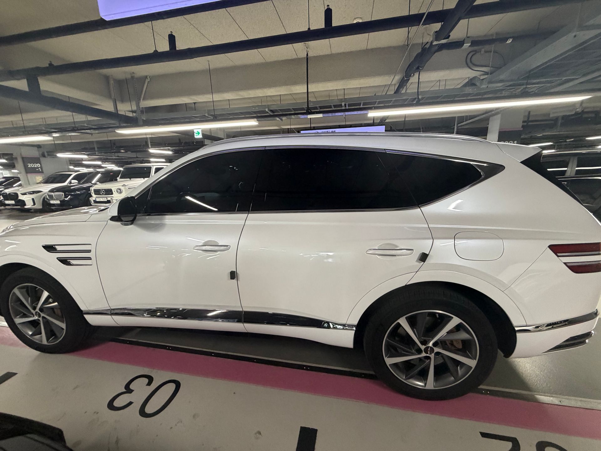 GV80 화이트 외관 측면 전체 뷰