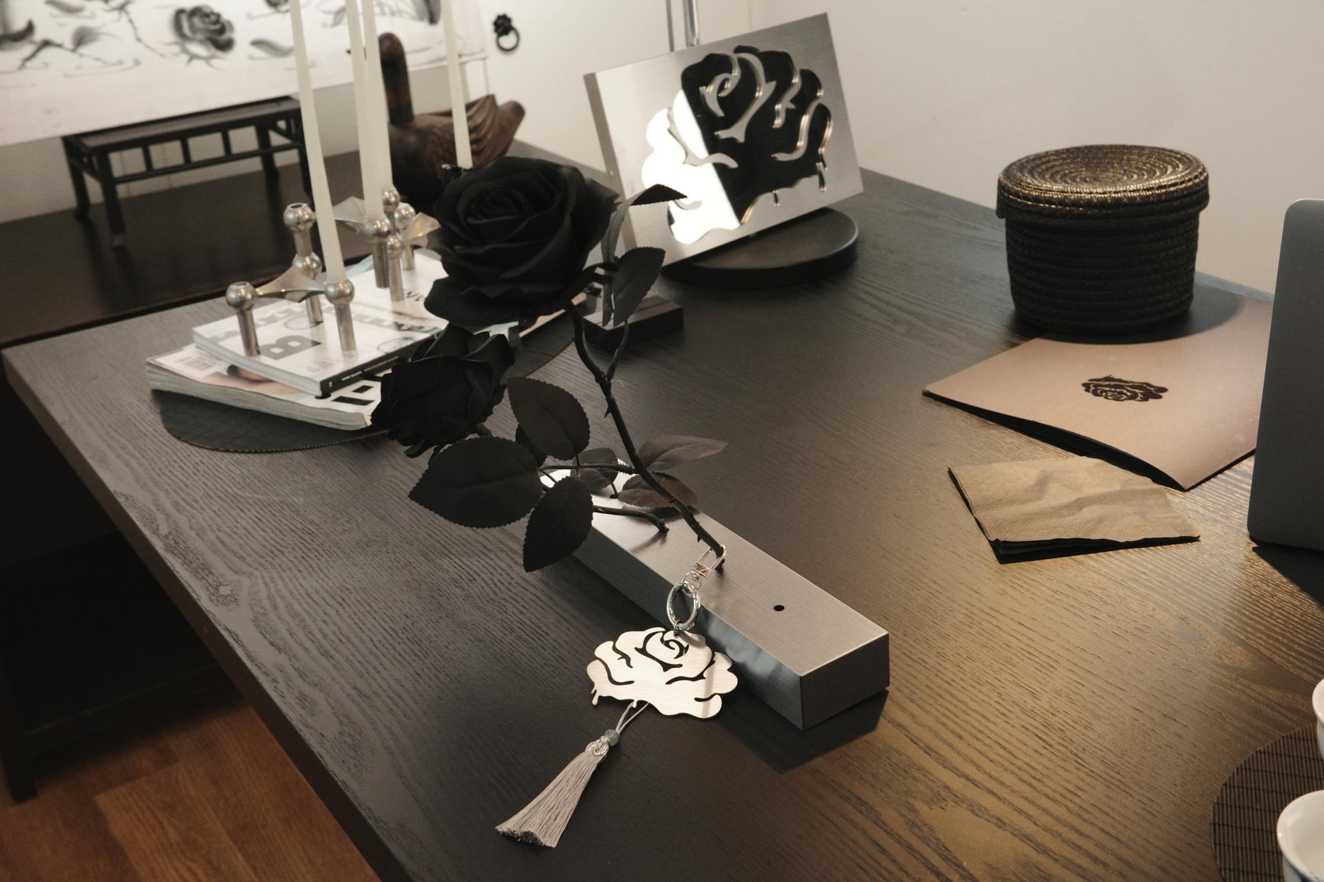 Silver Rose Vase / Rose in Flux X GREENWAYCOURT / Edition 01 by Mond Kim 복제