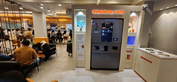 스시이안앤 부산서면전포점 내부에 설치된 원마일카페 [사진=투비이스]