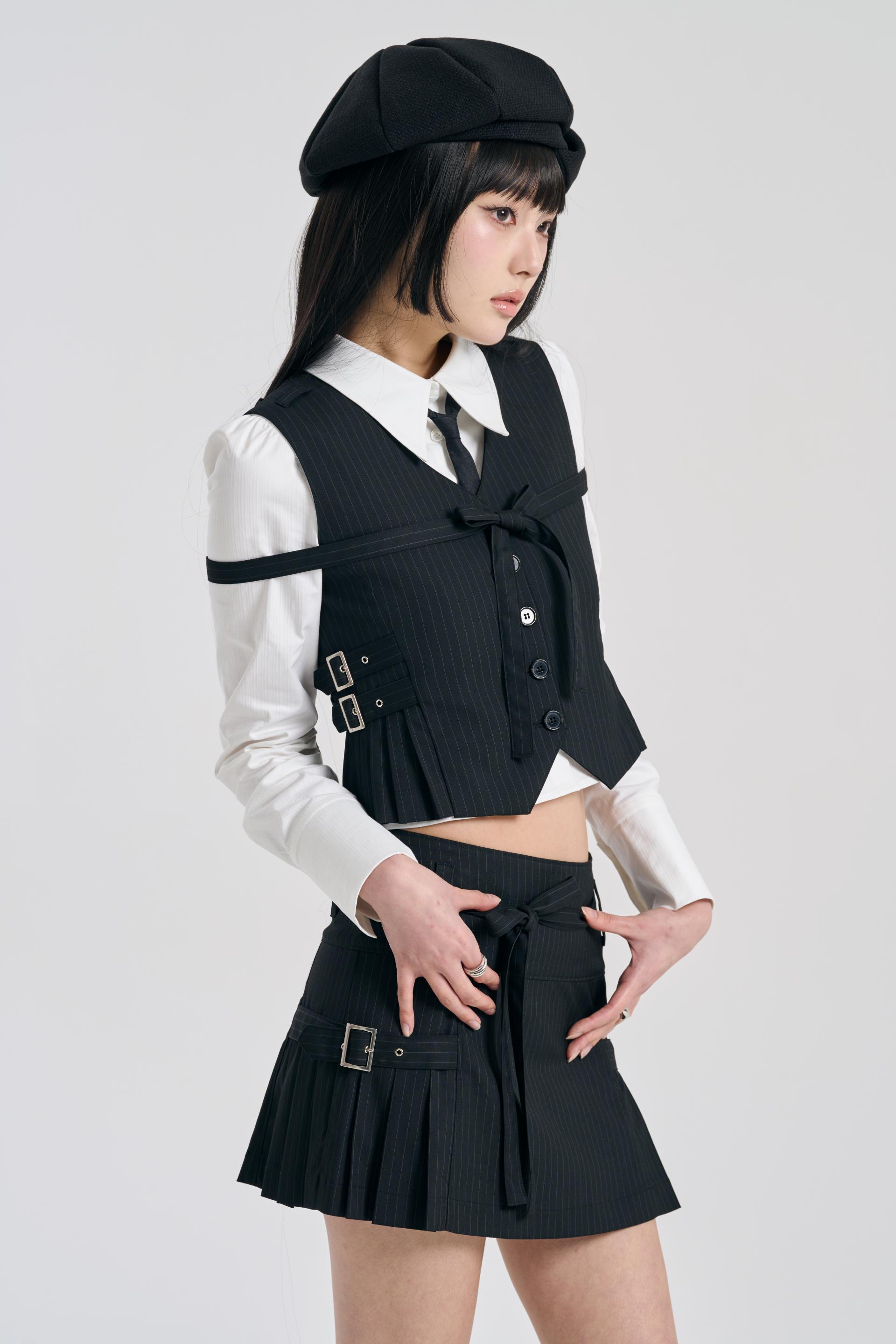 [SIGNATURE] STRAP PLEATS BELT VEST BLACK