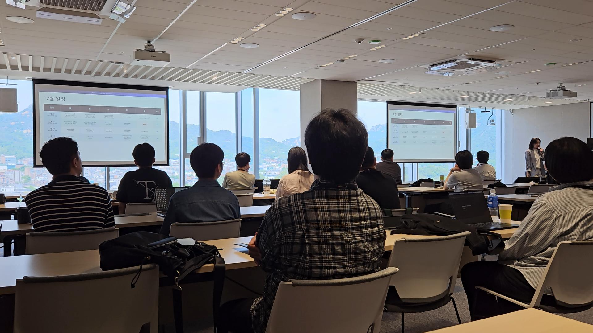 Microsoft GTP 강형주 대표님이 커리큘럼을 설명하는 모습