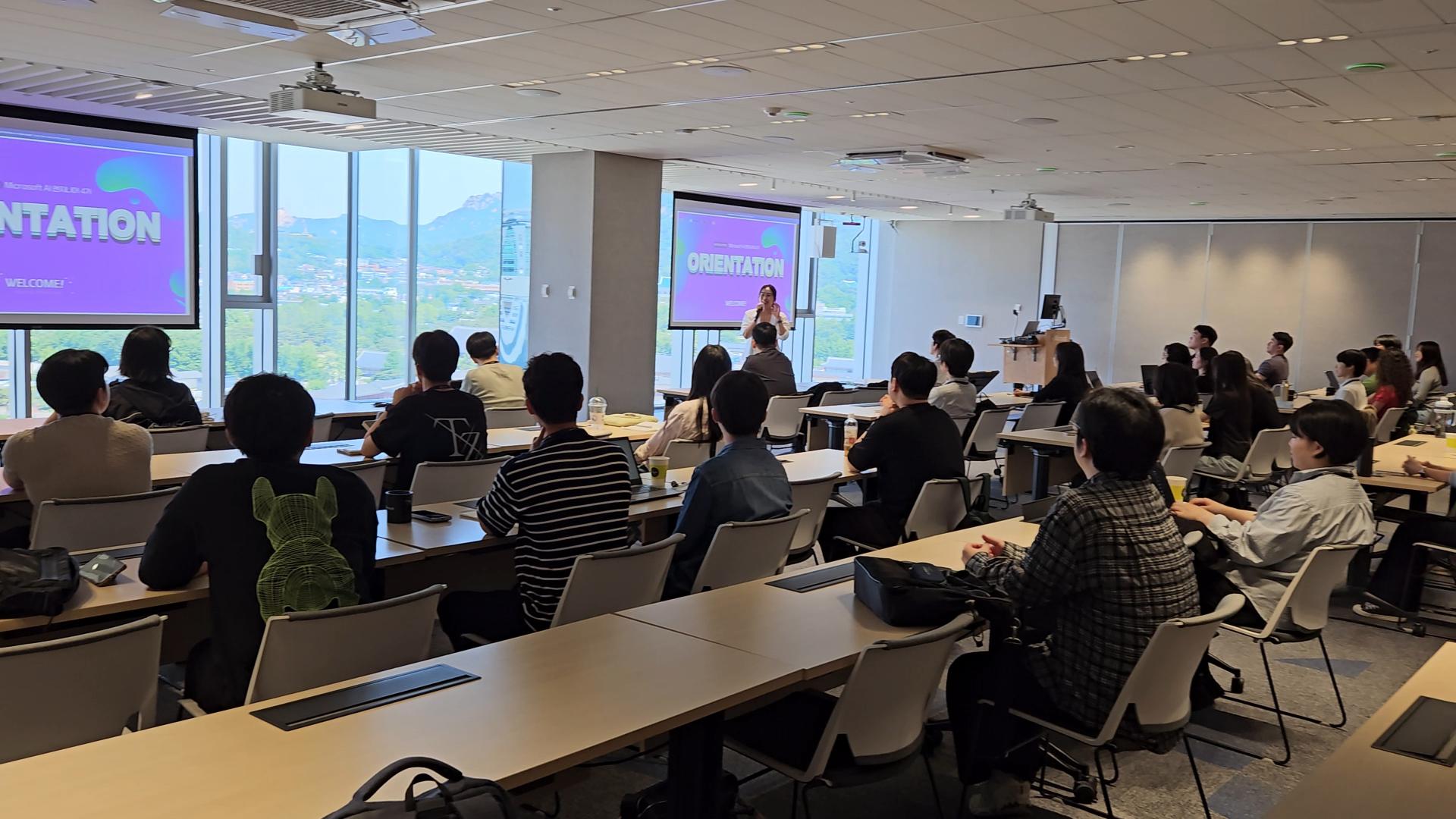 마이크로소프트 염선영 이사님이 Microsoft AI 엔지니어 4기에게 환영 인사와 격려를 하는 모습